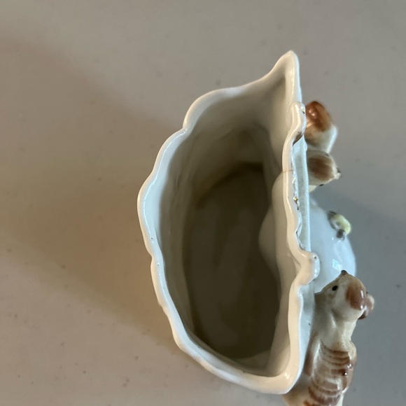 Bird planter no hole in bottom.with three little birdies. Bottom has 20 on it - Picture 6 of 11